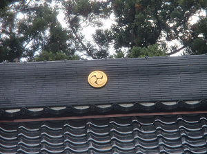 写真 佐味神社の神紋(三つ巴)
