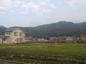 写真 佐味神社から見た真東の風景